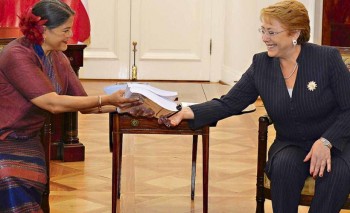 Directora de la FAO para América Latina y el Caribe, Eve Crowley, y ex Presidenta Michelle Bachelet  