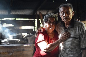 Egdomilia López, junto a su esposo, en su pequeña casa de Esquipulas, en Ometepe. Carlos Herrera/Confidencial.