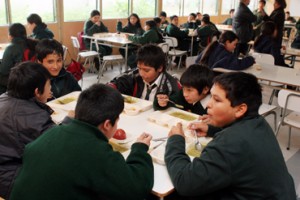 ESCOLARES ALMORZANDO