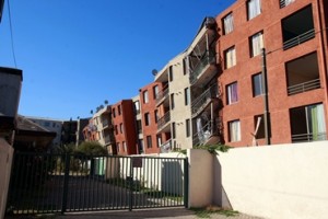 Vistas del edificio de maipu derrumbado tras el terremoto un  mes despues