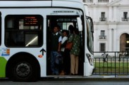Bus del Transantiago pasando frente a la moneda