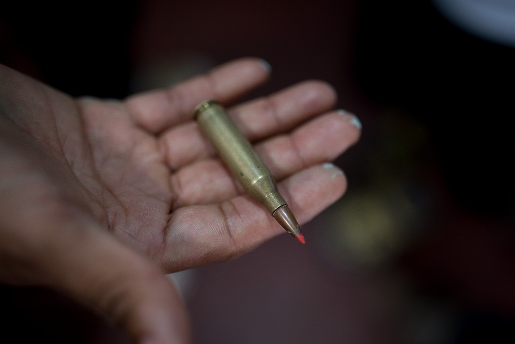 Los familiares de Juan Bosco Rivas Martínez muestran las balas que lograron recoger en el sitio donde el joven fue herido. (Fuente: Confidencial)