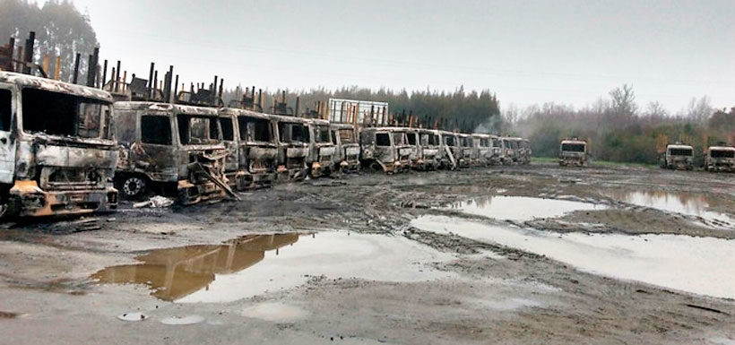 Camiones quemados en San José de la Mariquina, atentado que formó parte de la "Operación Huracán"