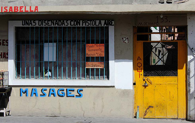 Alicia Fernández | El Diario | La puerta amarilla es la entrada a la vecindad, que de acuerdo a la declaración de “El Güero”, fue utilizada como casa de seguridad y escenario de dos homicidios de mujeres