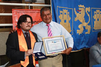 A. Yelpi entrega premio "Nelson Mandela" a ex alcalde de Arica. (Fuente: Blog Cedepu).