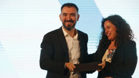 FNPI entrega premio de Excelencia a Ignacio Escolar: “Florecerá la prensa de calidad”