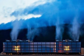 https://ciperchile.cl/wp-content/uploads/Vapor-emerge-de-las-torres-de-refrigeracio%CC%81n-del-centro-de-datos-The-Dalles-Orego%CC%81n-Fuente-Google-350x233.jpg