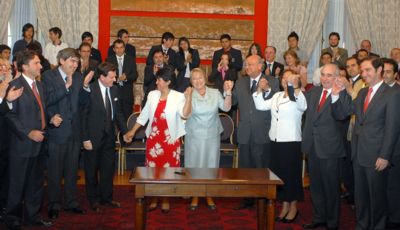 Bachelet, líderes de la Alianza y la Concertación celebran acuerdo de educación