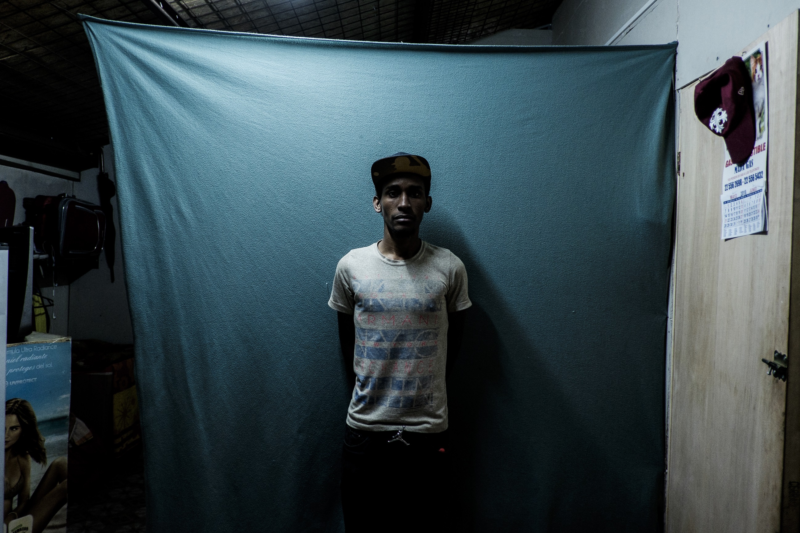 Retrato de un hombre en su habitación. Foto: Jorge Vargas | Migrar Photo