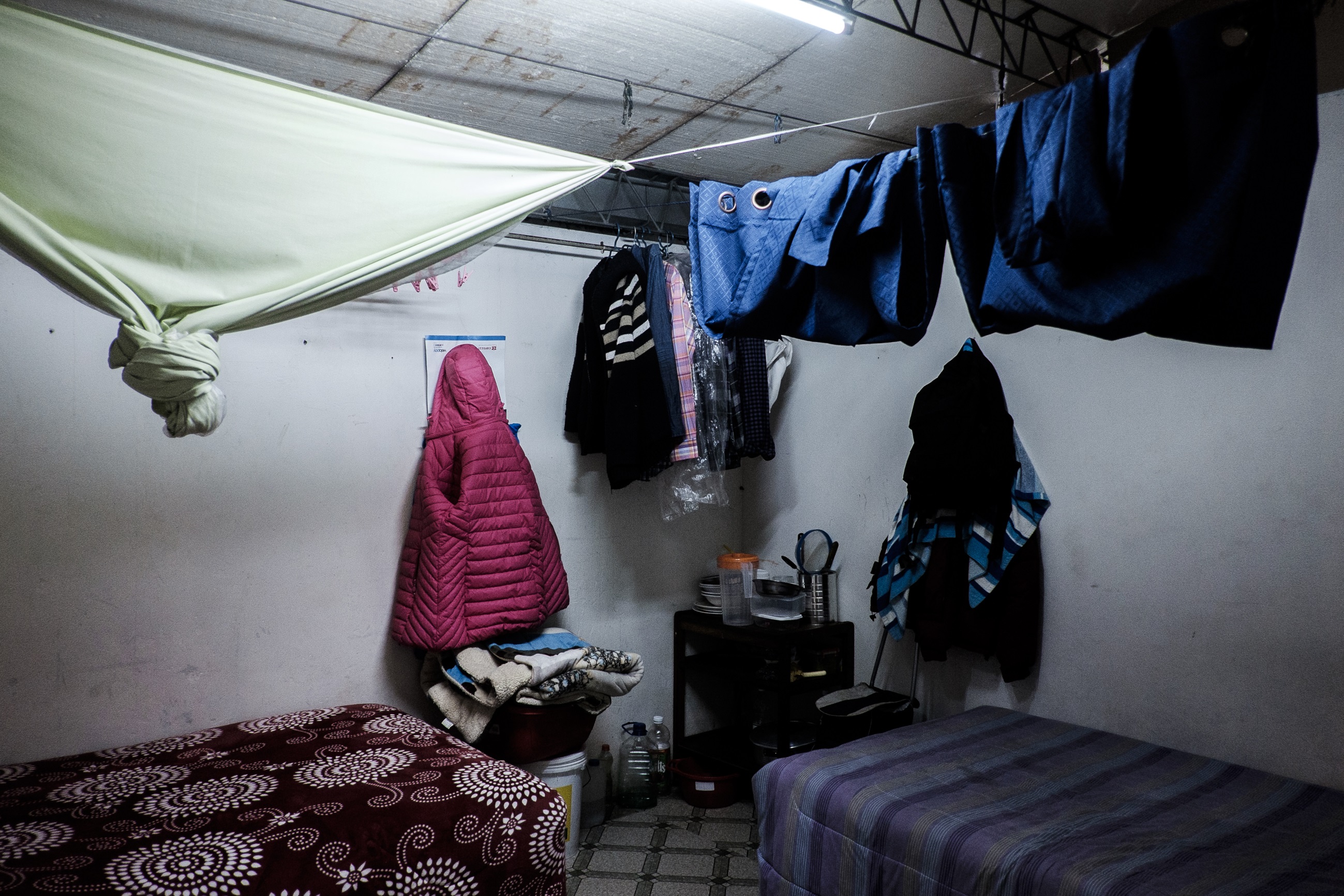 Vista de un dormitorio donde viven dos familias. Foto: Jorge Vargas | Migrar Photo