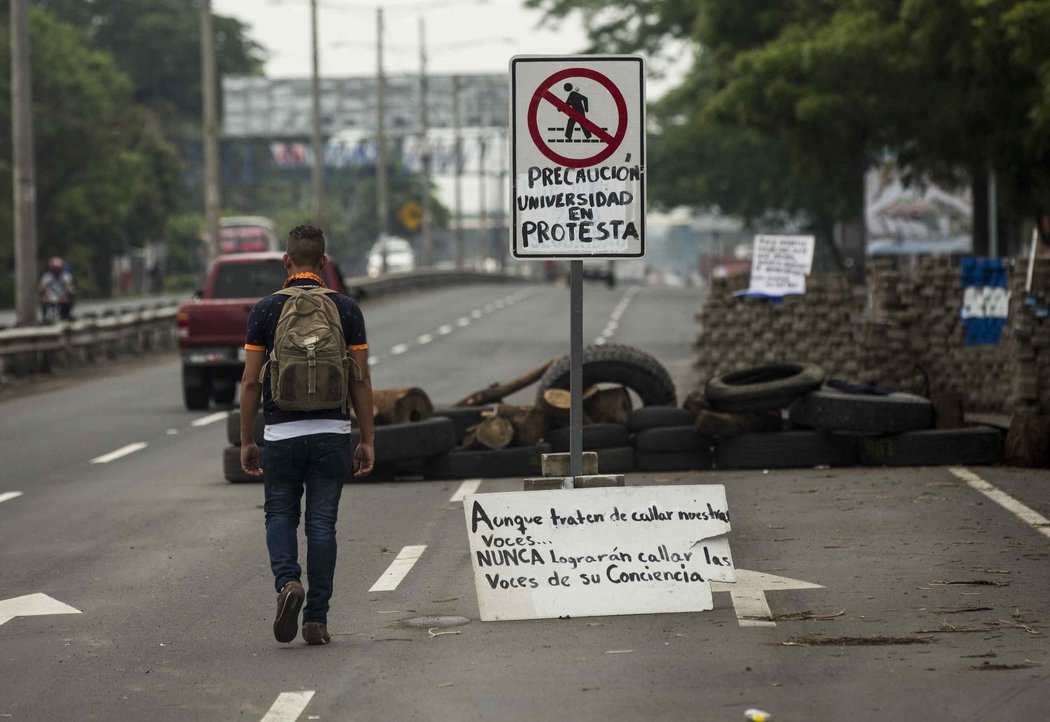 Un joven camina junto un letrero en la barricada en la Universidad Nacional Agraria en Managua, Nicaragua (Fuente: nytimes.com)