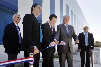 Inauguración en Centrovet: el senador Guido Girardi, el ministro de Economía y el ministro de Agircultura cortan la cinta.
