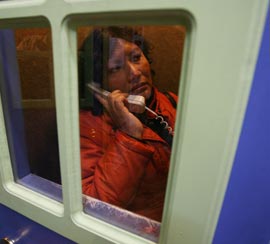 Mujer peruana en caseta telefónica
