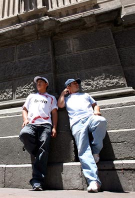 Peruanos esperando ofertas de empleo en la catedral