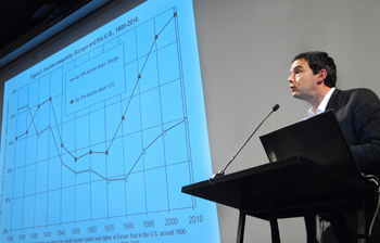 Piketty durante su presentación en la cátedra "Globalización y Democracia" de la UDP.