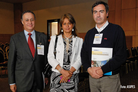 Luis Felipe Moncada y Rodrigo Sarquis, de Asipes, junto a Jacqueline Van Rysselberghe (Fuente: Asipes)